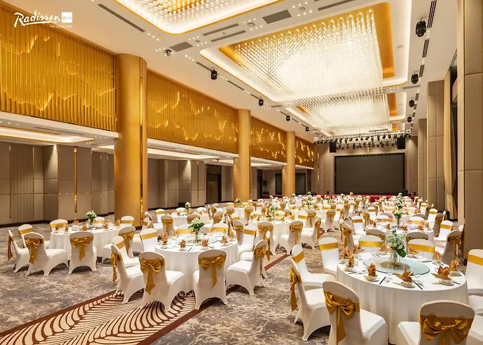 Khách sạn Radisson Blu Bay 5*