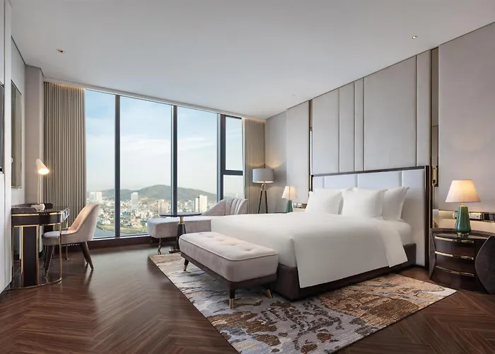 Khách sạn Radisson Blu Bay 5*